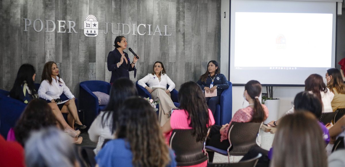 PJEQuintanaRoo's tweet photo. PANEL “LOS RETOS DE LAS MUJERES EN EL ÁMBITO DE SU PROFESIÓN”

Impulsando la conformación de un espacio de participación de Mujeres Quintanarroenses, la Magistrada Consejera, @VeronicaAcacio recibió en el @PJEQuintanaRoo a importantes panelistas y mujeres. https://t.co/teMPzTiYyK