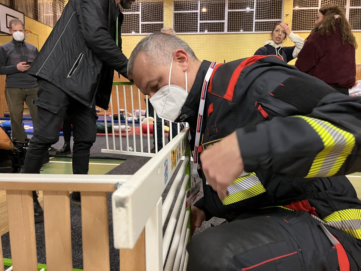 MartinKavka's tweet photo. Tohle nešlo nesdílet. Kdo skládá dětskou postýlku pro uprchlíky z Ukrajiny? 

Ředitel pražských hasičů, starosta Městské části a kameraman. ✌️🇺🇦 https://t.co/lV1X8AQUmB