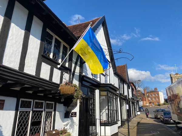 PinnerLocal's tweet photo. The Queen Head #Pinner always raises a flag .For the brave nation of  #Ukraine️ fighting a war of oppression &amp; to celebrate the Queen's Jubilee @QueensHeadPinn @PinnerAssociat @Proud_of_Pinner @DSimmonds_RNP https://t.co/OKhlSukLX4