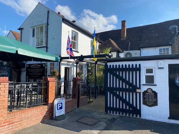 PinnerLocal's tweet photo. The Queen Head #Pinner always raises a flag .For the brave nation of  #Ukraine️ fighting a war of oppression &amp; to celebrate the Queen's Jubilee @QueensHeadPinn @PinnerAssociat @Proud_of_Pinner @DSimmonds_RNP https://t.co/OKhlSukLX4