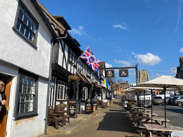 The Queen Head #Pinner always raises a flag .For the brave nation of  #Ukraine️ fighting a war of oppression &amp; to celebrate the Queen's Jubilee <a href="/QueensHeadPinn/">Queens Head Pinner</a> <a href="/PinnerAssociat/">Pinner Association</a> <a href="/Proud_of_Pinner/">Proudofpinner</a> <a href="/DSimmonds_RNP/">David Simmonds CBE, Conservative MP</a>