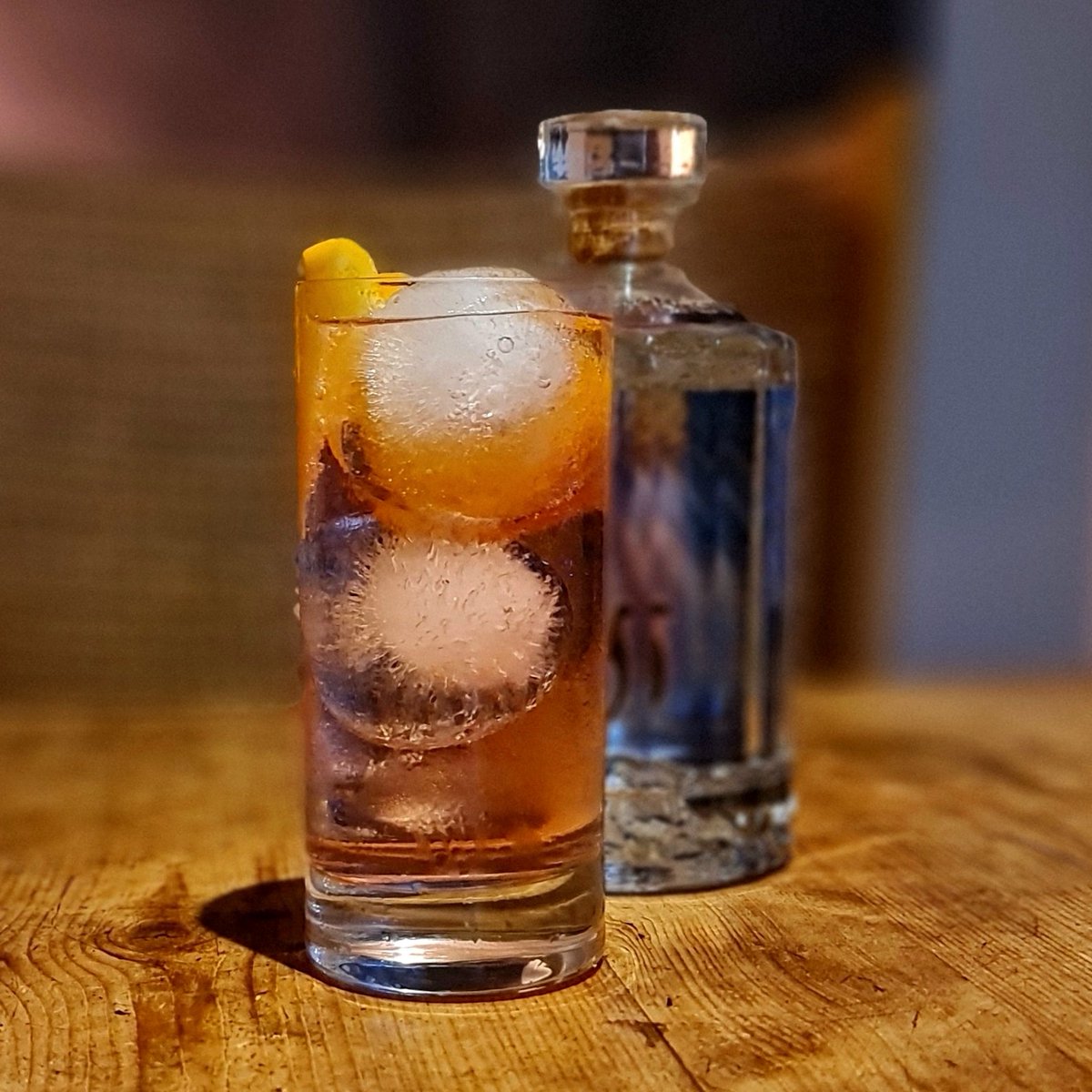 OrkneyGin's tweet photo. Happy Friday - 
Simple, but well worth a try for your weekend tipple!
50ml Aatta Gin
20ml Campari bitter liqueur
Top up with a bottle of chilled Indian tonic over ice and garnish with a wedge of orange.
.
#orkneygincompany #aatta #gin #campari #Orkney #ginandtonic #tasteoforkney https://t.co/GUu5Yj8ja6
