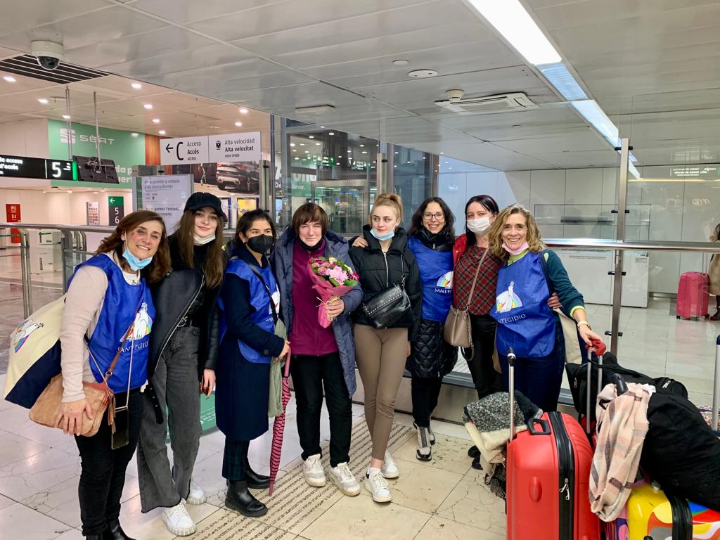 santegidio_ES's tweet photo. Recién llegadas a Sants Estació, después de una semana de viaje de la ciudad de Ivano-Frankiusk (oeste de Ucrania), las 4 miembros de una família que la Comunidad de Sant'Egidio acogerá a partir de hoy en Barcelona.
@santegidionews #Ucrania https://t.co/bQ1S4b7OBx
