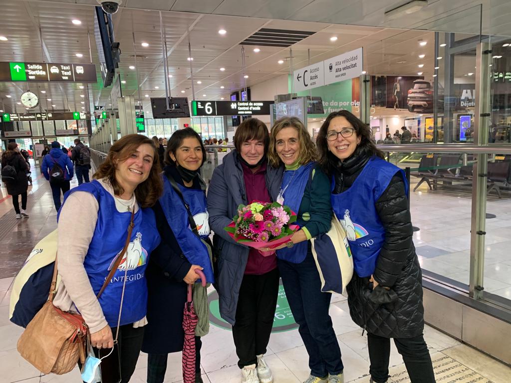 santegidio_ES's tweet photo. Recién llegadas a Sants Estació, después de una semana de viaje de la ciudad de Ivano-Frankiusk (oeste de Ucrania), las 4 miembros de una família que la Comunidad de Sant'Egidio acogerá a partir de hoy en Barcelona.
@santegidionews #Ucrania https://t.co/bQ1S4b7OBx