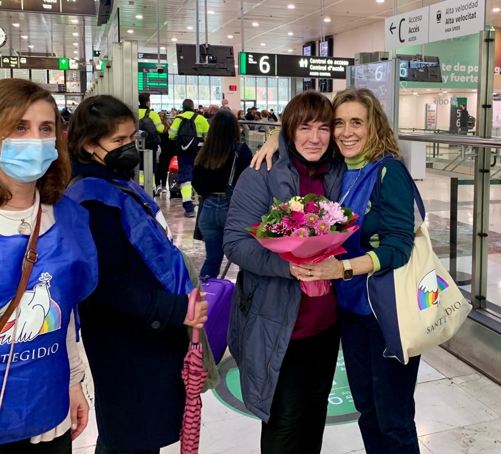 santegidio_ES's tweet photo. Recién llegadas a Sants Estació, después de una semana de viaje de la ciudad de Ivano-Frankiusk (oeste de Ucrania), las 4 miembros de una família que la Comunidad de Sant'Egidio acogerá a partir de hoy en Barcelona.
@santegidionews #Ucrania https://t.co/bQ1S4b7OBx