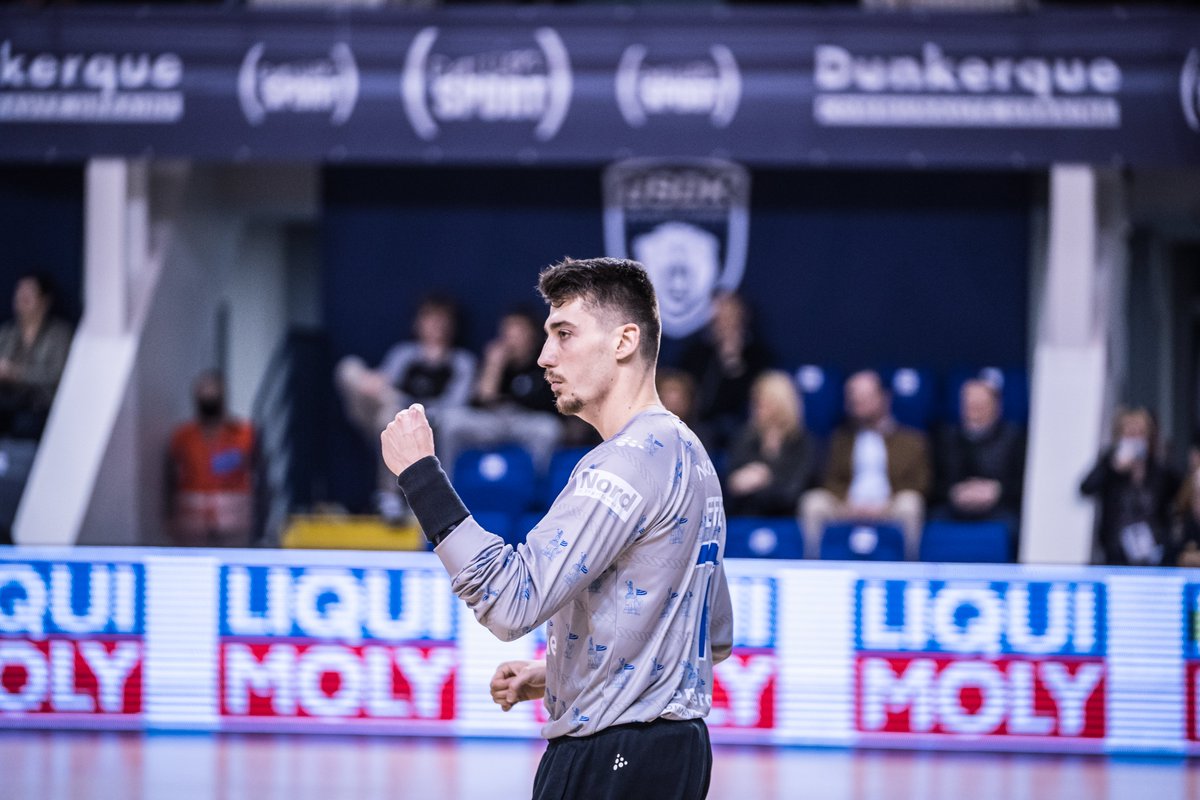 USDKDunkerque's tweet photo. Mais quelle première mi-temps ! 🔵⚫️
Nos Lions mènent de 10 buts à la pause (19-9). 💪
Valentin #KIEFFER est à 8 arrêts (62%), Théo #AVELANGEDEMOUGE et @didikoone à 4 buts chacun ! 🔥 #DUNIST https://t.co/m46NJmIVL3
