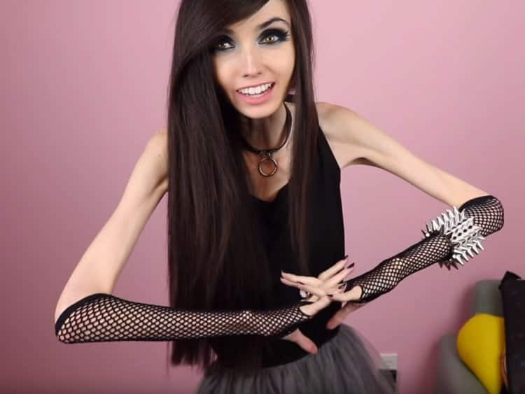 Joeyfphx's tweet photo. If I asked you what an anorexia nervosa looks like, what would you say?
We live in such a contradictive society
Fat acceptance, social media, bombardment of fitness influencers etc
#eugeniacooney #tessholiday #anorexia #clownworld #wtf #opposites @SydneyLWatson https://t.co/gJEEafJHoN