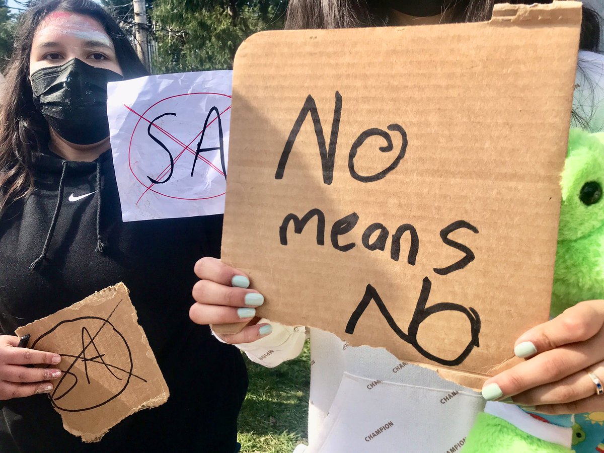 MikeKATU's tweet photo. HAPPENING NOW:  students from Alder Creek Middle School have walked out in protest.  There’s allegations of assault on several girls by a substitute teacher.  Students tell me they feel unsafe.  School officials investigating.  Stay with @KATUNews for details #LiveOnK2 https://t.co/2MwrFihOOp