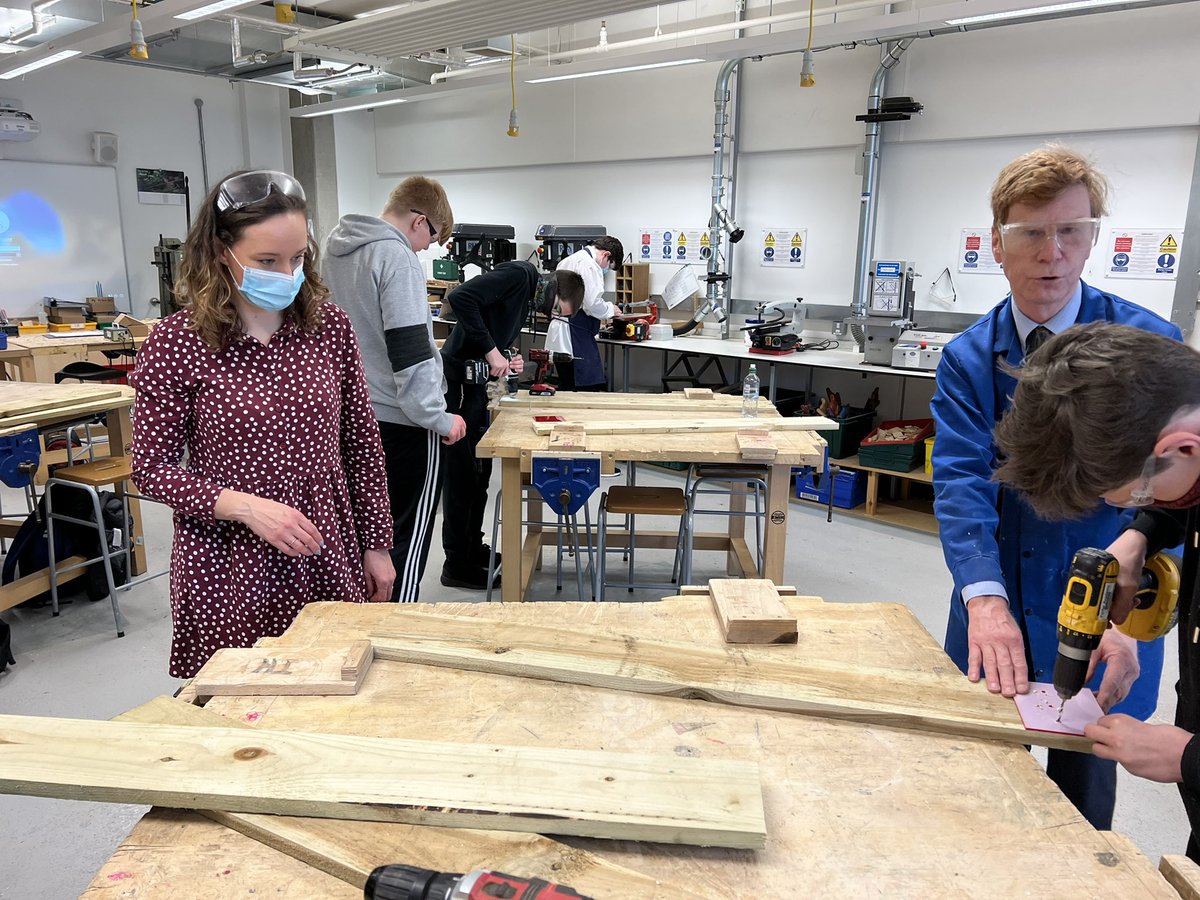 AngsYngEngrs's tweet photo. Miss Morgan with her Youth Achievemnt pupils taking over McP’s area with her planter project #YouthAchievement #DYWpathways https://t.co/ht6PFHcwz9