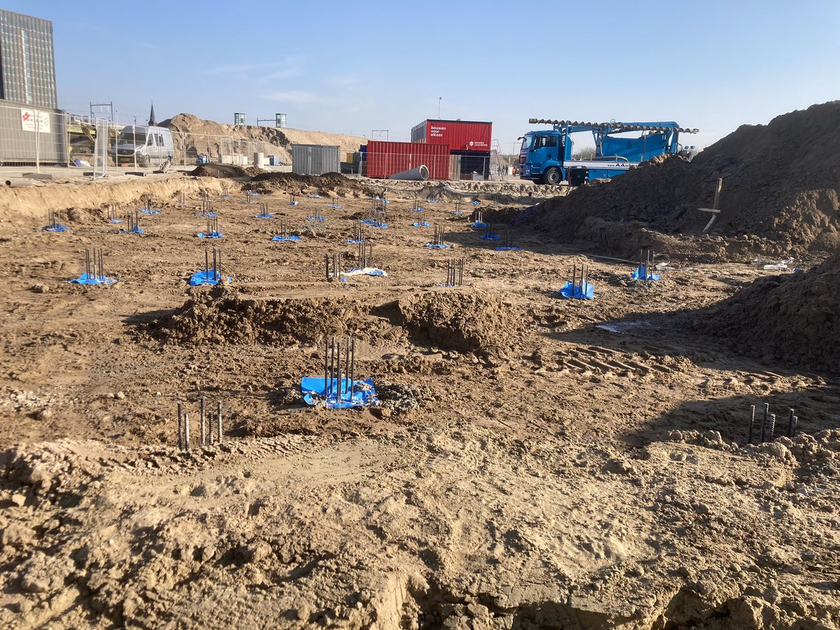 Vandaag zijn de eerste boorpalen voor de fundering de grond in gegaan. Startschot is gegeven op de 31 woningen in Nijmegen 💪🏼 <a href="/BouwmijJanssen/">Bouwmij Janssen</a>