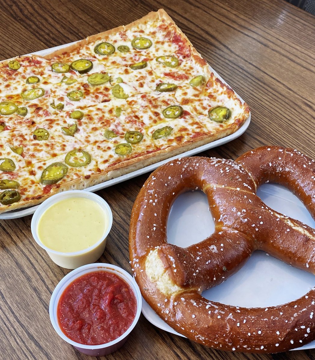 🥳 #FridayFeeling GIFT CARD GIVEAWAY 🥳

RETWEET &amp; FOLLOW to be
entered to win a
🤑 $100 #LedoPizza Gift Card!

1 winner picked at 10pm on 3/11/22

👉 Order.LedoPizza.Com 👈 
checkout our Deals and Save Time Order Online!