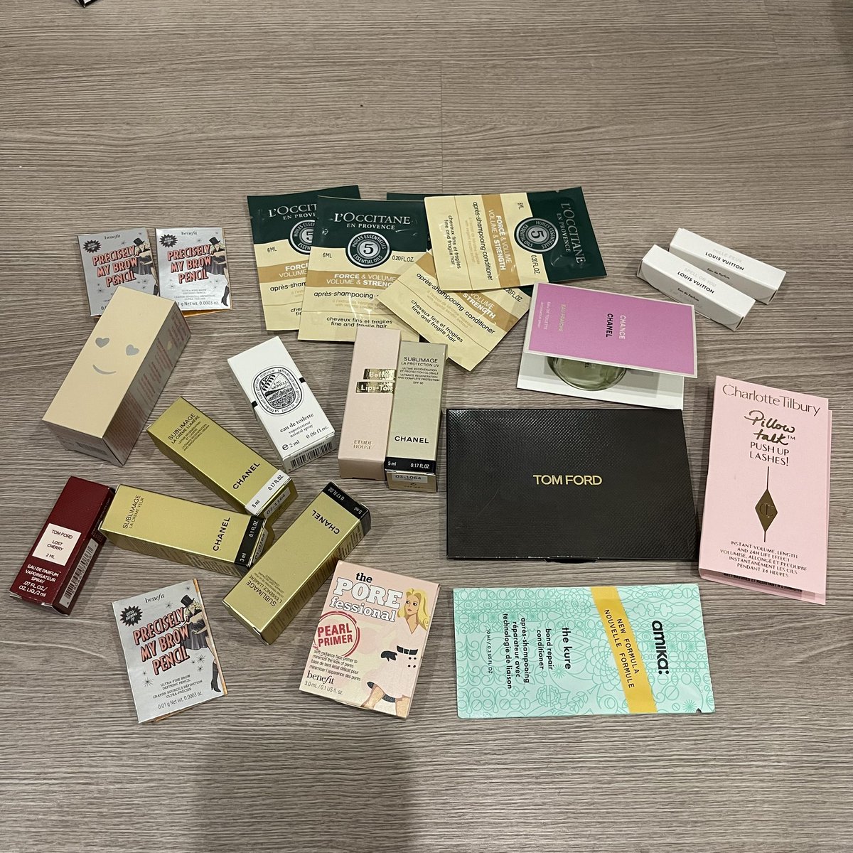 Viviennewonder's tweet photo. มาแจกหน่อยค้าบ แจก เทสเตอร์ เคาน์เตอร์แบรนด์ หมดกองนี้เลย มี Chanel , Tomford , Louis Vuitton แค่ RT + FOLLOW จ้า ประกาศ 20 มีนาคมนี้ค้าบ ลุยๆ https://t.co/oGrHzEMdxt
