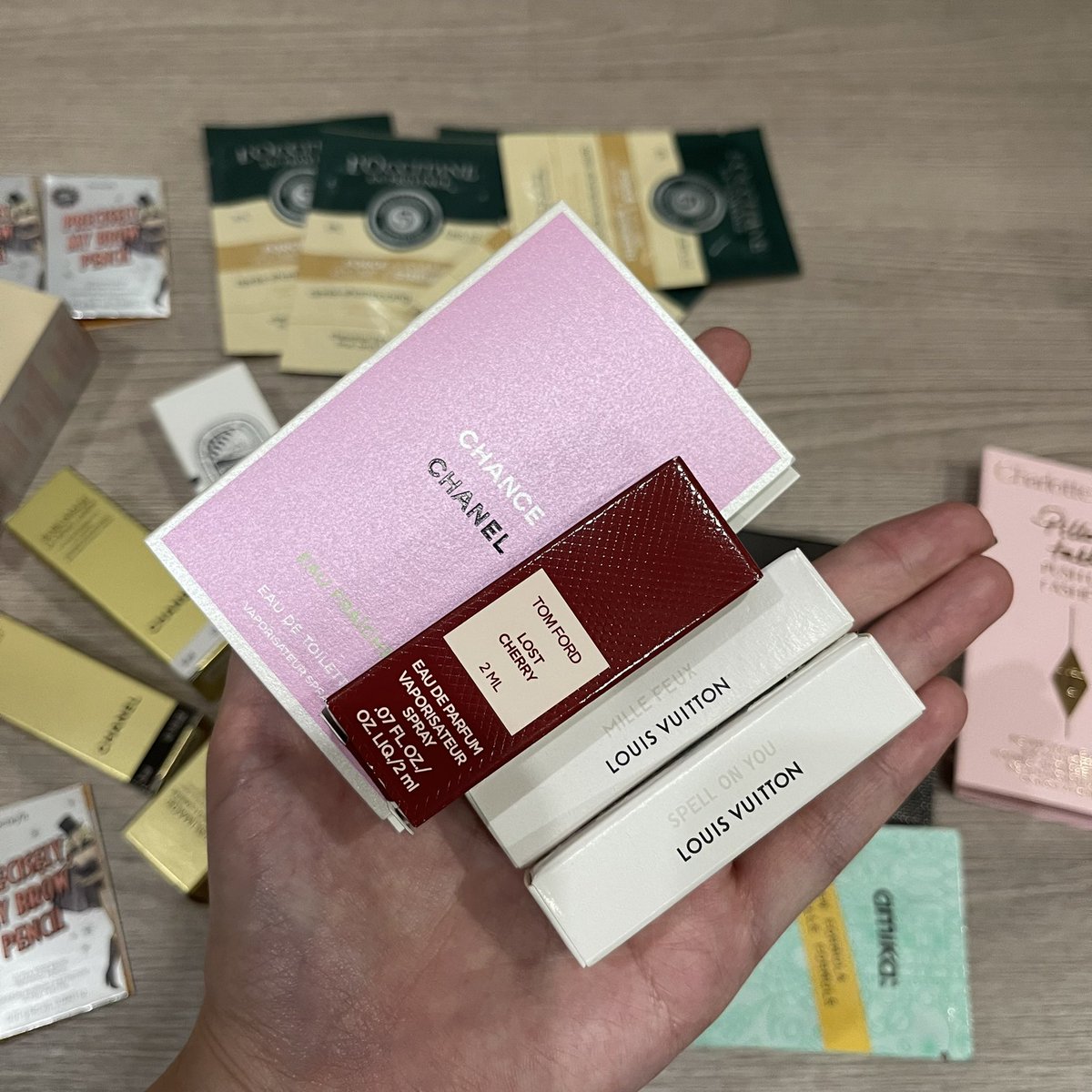 Viviennewonder's tweet photo. มาแจกหน่อยค้าบ แจก เทสเตอร์ เคาน์เตอร์แบรนด์ หมดกองนี้เลย มี Chanel , Tomford , Louis Vuitton แค่ RT + FOLLOW จ้า ประกาศ 20 มีนาคมนี้ค้าบ ลุยๆ https://t.co/oGrHzEMdxt