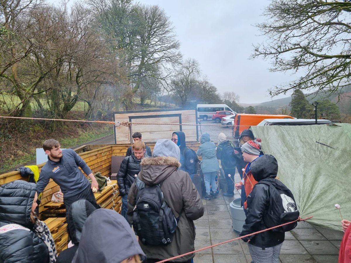 MsportsacademyC's tweet photo. ILS students enjoying camp craft skills and archery thanks to winter of well being.   
Myfyrwyr ILS yn mwynhau sgiliau crefft gwersyll a saethyddiaeth diolch i'r gaeaf o les @NiaBrodrickCC @RobBaynhamSport @CollegeMerthyr @ColegauCymru https://t.co/u2H5u54FfV