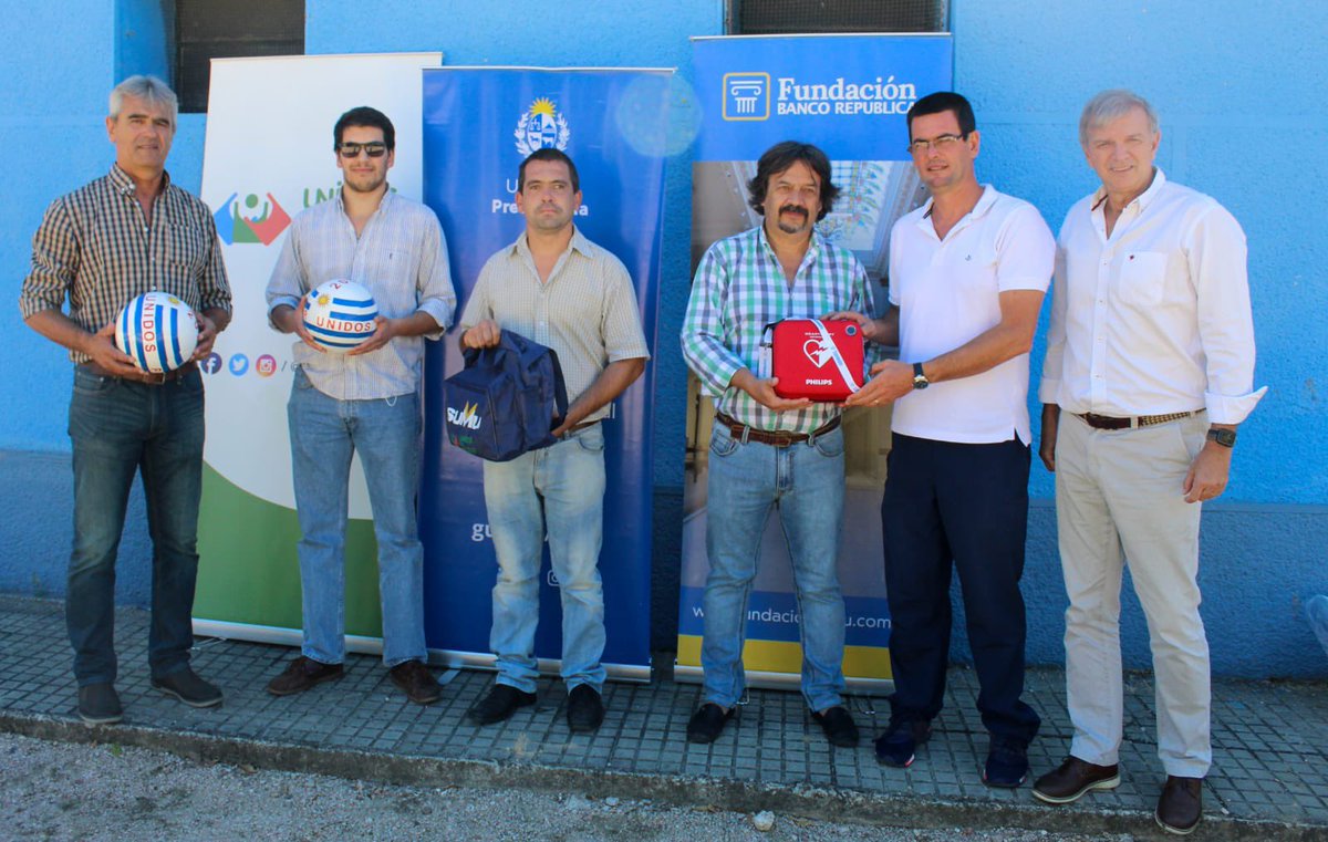 Hoy desde <a href="/unidosxaayudar/">Unidos Para Ayudar Uy</a> y la <a href="/UyDeporte/">Secretaría Nacional del Deporte</a>, con la presencia de <a href="/Sebabauza61/">Sebastián Bauzá</a>, se hizo la entrega de un DEA donado por la <a href="/fundacionbrou/">Fundación Banco República</a>, además de pelotas y un botiquín de primeros auxilios a la Plaza de Deportes de Sarandí Grande.