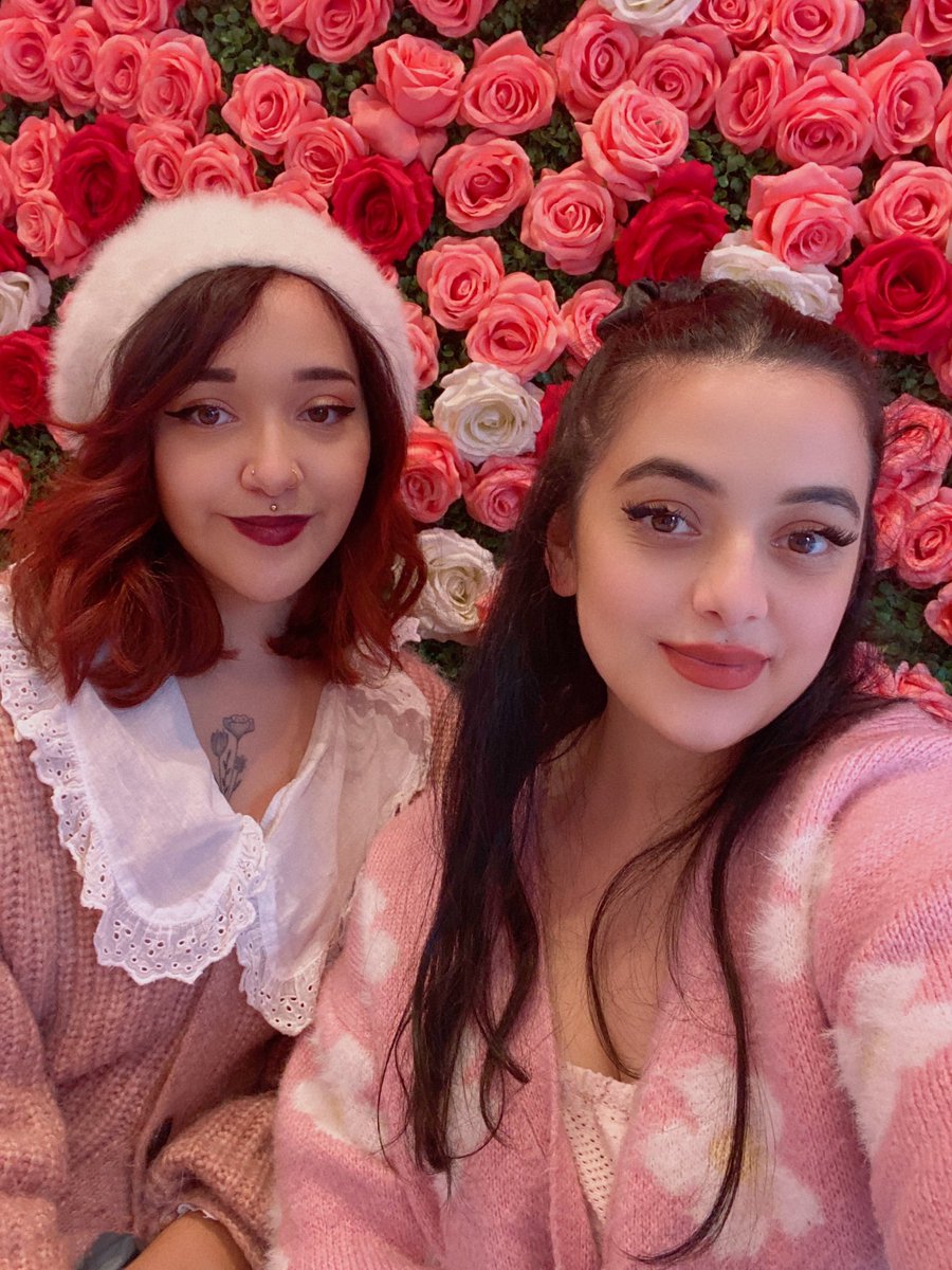 posicarole's tweet photo. Petite journée à Paris avec @cutiemaii! Ça faisait genre deux ans qu’on avait pas été c’était trop bien! 🌸✨💸 https://t.co/6kpy2qFlOI