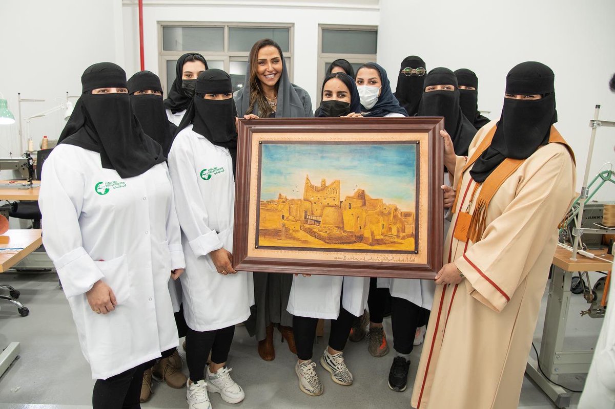 alwaleed_philan's tweet photo. افتتحت أميننا العام الأميرة @lamia1507 سلسلة جديدة من ورش العمل الإنتاجية والتدريبية لدعم وتمكين الحرفيات السعوديات تماشياً مع أهدافنا بدعم الحرفيات والاقتصاد الإبداعي وتطوير المهارات وتسهيل وصول منتجات الحرفيات إلى الأسواق العالمية
https://t.co/OMQxulRlio https://t.co/8zxDG0oIJf