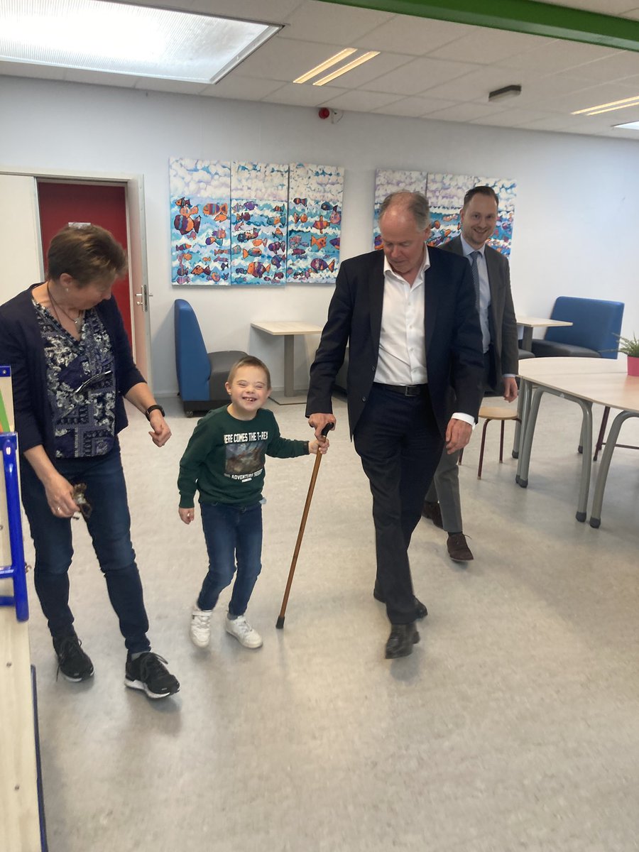 Paul_van_Meenen's tweet photo. Het kan: inclusief onderwijs. #samennaarschool : het beste voor ieder kind, met of zonder beperking. 

Op De Botter in Ridderkerk gebeurt het! Dankzij stg Bram, school, swverband, gemeente. 

Inspirerend en belangrijk!

@gehandicaptkind 

M’n nieuwe vriend hielp mij met m’n stok. https://t.co/iYOl7kEQ0I