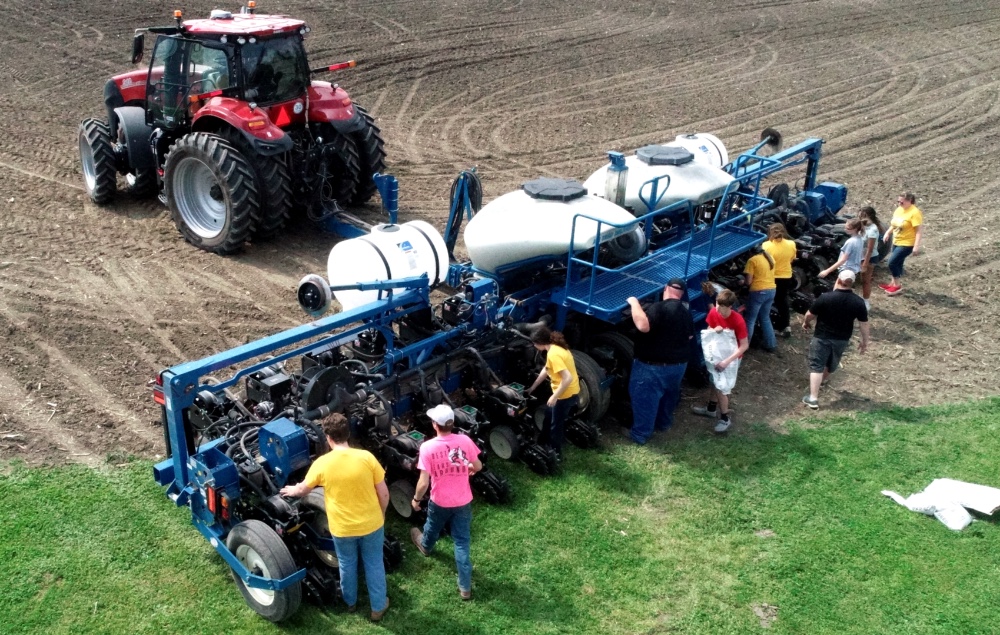 All hands-on during Heyworth High School's FFA Plot Day last Spring. Helping students learn about agriculture is so, so important!