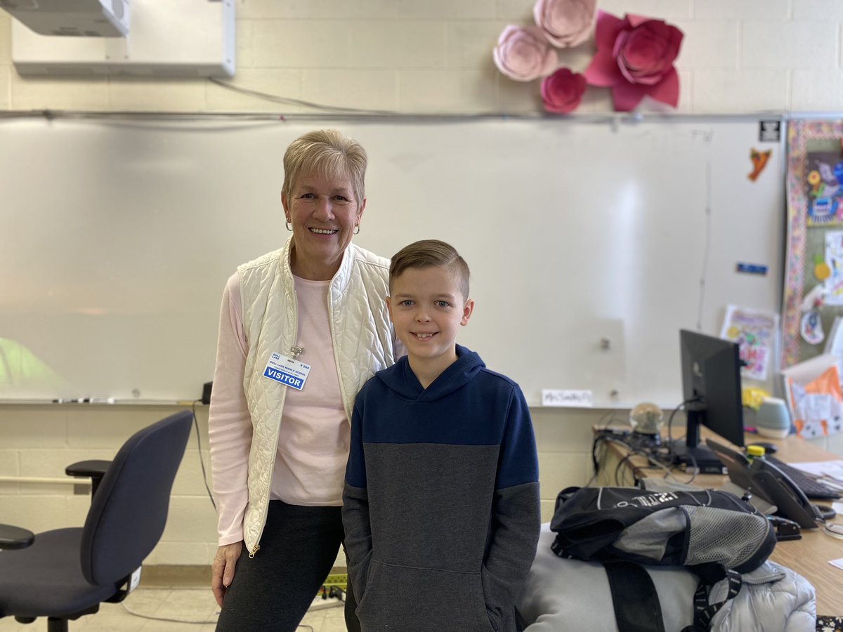 BrittonASmith's tweet image. Was so fun to have a former social worker, Spanish teacher, and amazing abuela as a guest speaker today! Gracias for sharing about how you learned and use Spanish in your life. #glcsms #gogulllake #grandmasrock