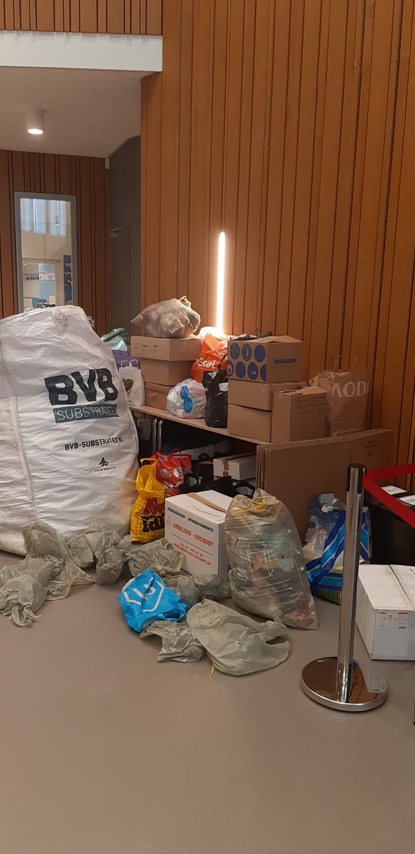 DavidHulshof's tweet photo. Op school inzamelingsactie voor vluchtelingen #Oekraïne. Volgende week vrijdag vertrekt een vrachtwagen vanuit #Werkendam met hulpgoederen. Verschillende kinderen geven hun zakgeld er aan uit. Mooi om iets te kunnen betekenen. #kompaswerkendam https://t.co/AalQGDO5Mr