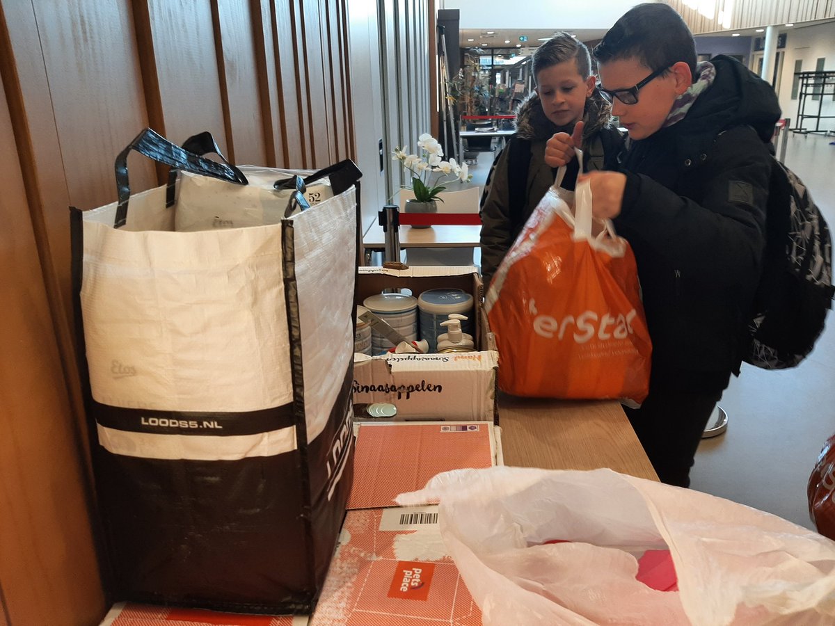 DavidHulshof's tweet photo. Op school inzamelingsactie voor vluchtelingen #Oekraïne. Volgende week vrijdag vertrekt een vrachtwagen vanuit #Werkendam met hulpgoederen. Verschillende kinderen geven hun zakgeld er aan uit. Mooi om iets te kunnen betekenen. #kompaswerkendam https://t.co/AalQGDO5Mr