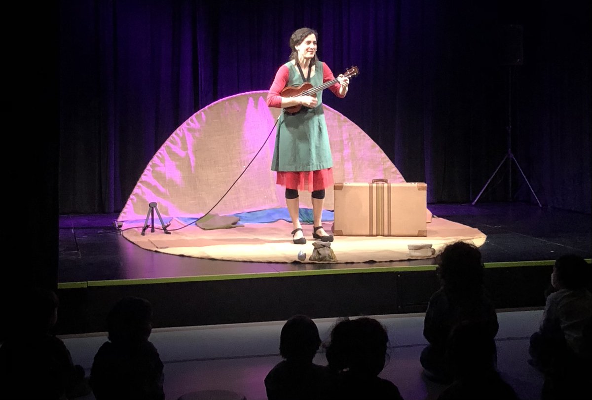 VilaUrania's tweet photo. Ahir vam poder gaudir de l'espectacle familiar 'Amb ulls de nena', de la @Ciasifo organitzat pel Servei d'Infància de @VilaUrania en motiu del #8m, Dia de la Dona. #infància #centrescívicsBCN https://t.co/Pf7CnYPk0i