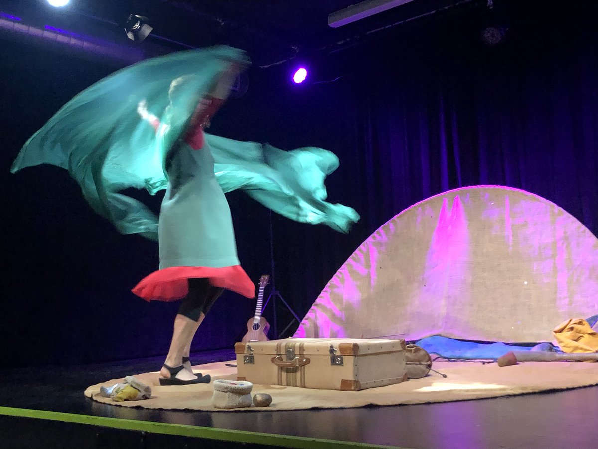 VilaUrania's tweet photo. Ahir vam poder gaudir de l'espectacle familiar 'Amb ulls de nena', de la @Ciasifo organitzat pel Servei d'Infància de @VilaUrania en motiu del #8m, Dia de la Dona. #infància #centrescívicsBCN https://t.co/Pf7CnYPk0i