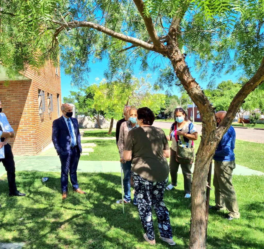 DanielGraffigna's tweet photo. En Minas, junto a funcionarios y beneficiarios de BPS, trabajando en complejos habitacionales administrados por nuestra institución. https://t.co/BDfkwrzDAE
