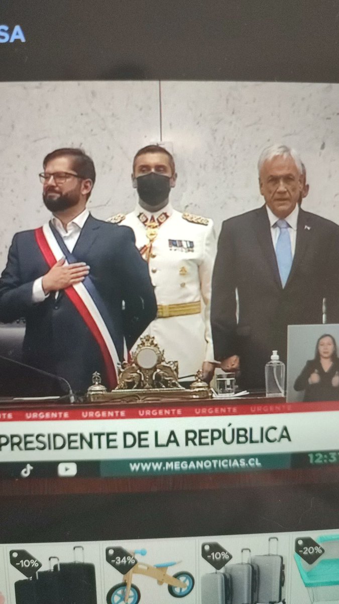 mavaraso's tweet photo. El contraste más representativo, ¡qué emoción! #CambioDeMando https://t.co/38tPgwX9gg