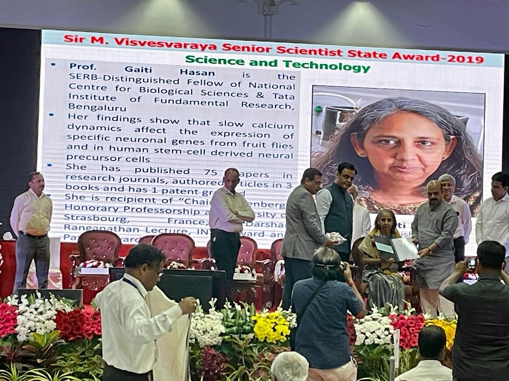 RGopurappilly's tweet photo. What a proud moment for all of us! @GaitiHasan @NCBS_Bangalore
@nandashreek @Pragnya79518945 @anamika_sharma3 @rishavm_ @TheCoffeeNeuron @Dhanya_SK
PC: Deepa https://t.co/IhLxWAm7BV