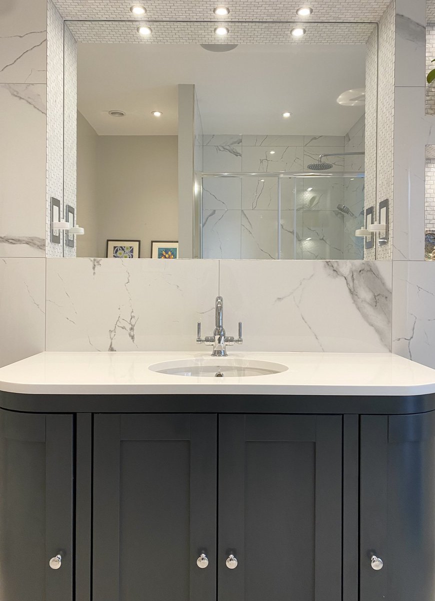 TheTapEndDesign's tweet photo. Not all single basins are made equal - take this large #MasterEnsuite basin vanity set up for example 🖤 

Single basin, but with all of the storage and more countertop space than a double basin! 

#Bathrooms by @TheTapEndDesign https://t.co/geyuOQds7G