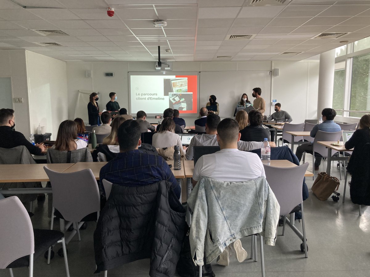 tbs_education's tweet image. Nos apprenants en M1/M2 &quot;Manager en Stratégie et Développement International&quot; présentent leurs résultats du cas réel soumis par Florent François, CEO de l&apos;entreprise #LogisticsOperations by @DAHER_official, constructeur d&apos;avions et d&apos;équipements &amp;amp; systèmes aéronautiques. ✈😉