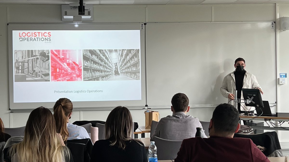 tbs_education's tweet image. Nos apprenants en M1/M2 &quot;Manager en Stratégie et Développement International&quot; présentent leurs résultats du cas réel soumis par Florent François, CEO de l&apos;entreprise #LogisticsOperations by @DAHER_official, constructeur d&apos;avions et d&apos;équipements &amp;amp; systèmes aéronautiques. ✈😉