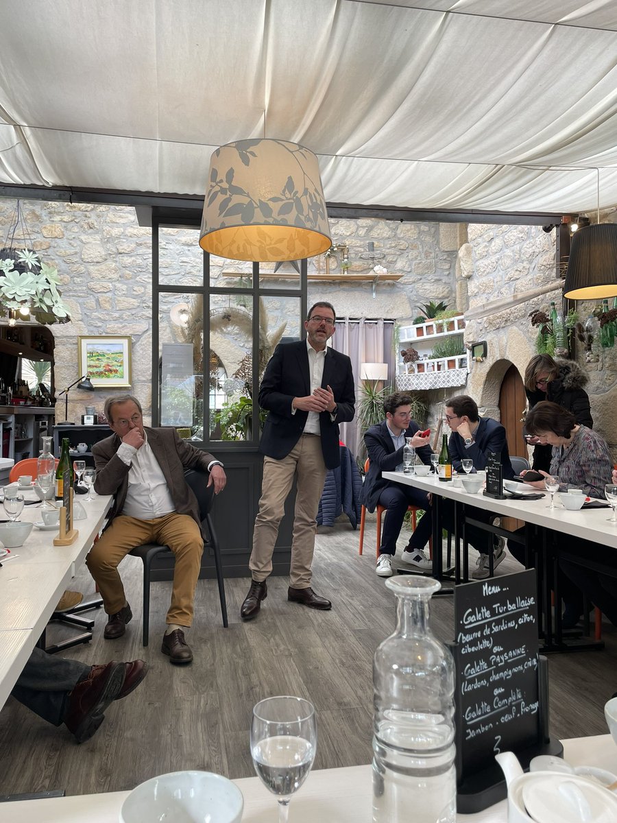 LGarnier44's tweet photo. Déjeuner avec les élus de la presqu’île de #Guérande et @BrunoRetailleau autour du projet de @vpecresse sur l’équilibre des territoires @PLOUVIERB https://t.co/xp8XhWm3va