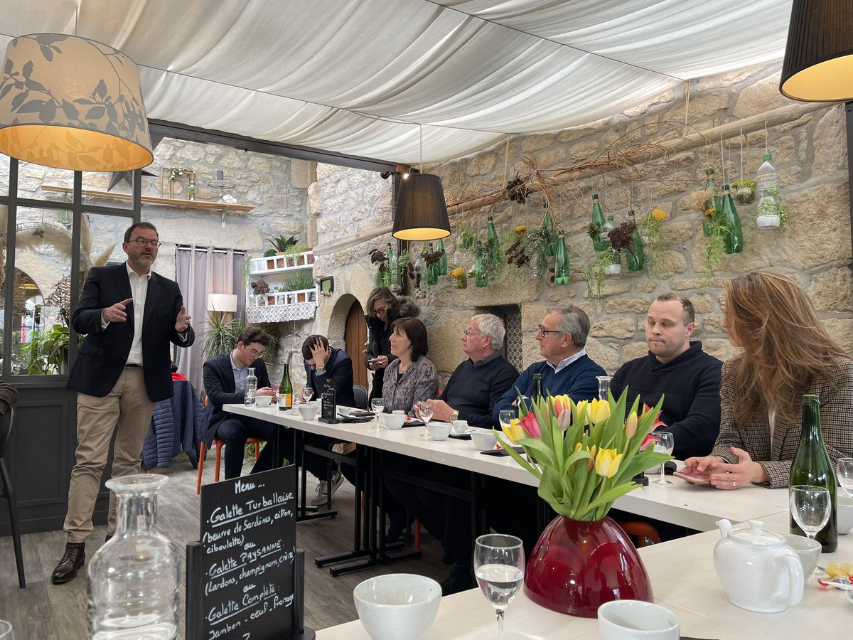 LGarnier44's tweet photo. Déjeuner avec les élus de la presqu’île de #Guérande et @BrunoRetailleau autour du projet de @vpecresse sur l’équilibre des territoires @PLOUVIERB https://t.co/xp8XhWm3va