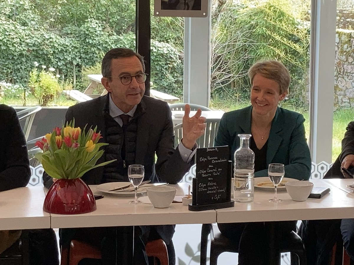 LGarnier44's tweet photo. Déjeuner avec les élus de la presqu’île de #Guérande et @BrunoRetailleau autour du projet de @vpecresse sur l’équilibre des territoires @PLOUVIERB https://t.co/xp8XhWm3va