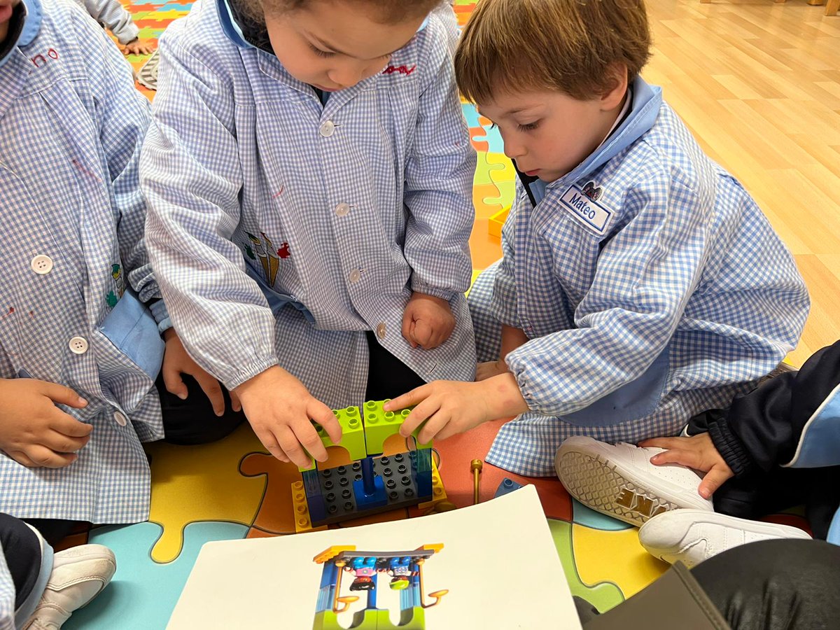 minmaculadahhc's tweet image. Desde muy temprana edad podemos aprender a programar. Con #LegoCodingExpress construimos en equipo y damos órdenes sencillas a nuestro tren mientras disfrutamos de una tarde de juegos. #aprenderjugando