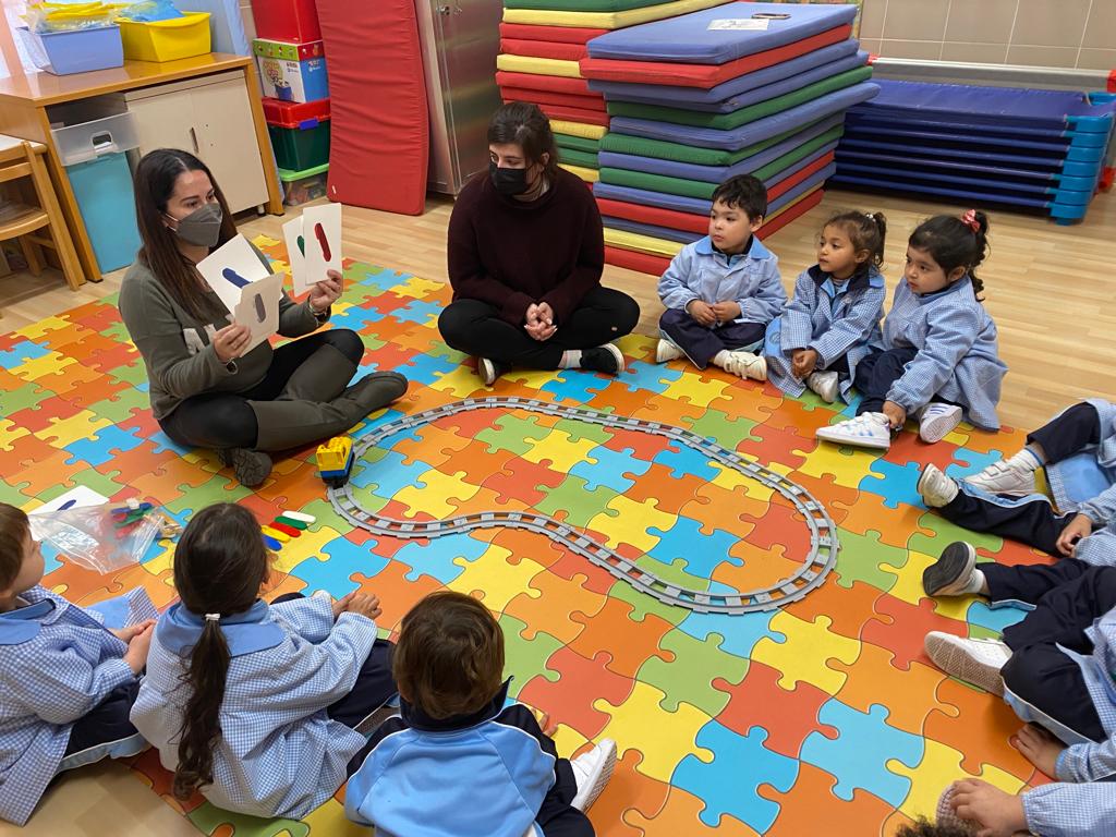 minmaculadahhc's tweet image. Desde muy temprana edad podemos aprender a programar. Con #LegoCodingExpress construimos en equipo y damos órdenes sencillas a nuestro tren mientras disfrutamos de una tarde de juegos. #aprenderjugando