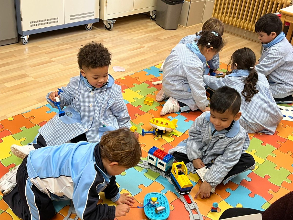 minmaculadahhc's tweet image. Desde muy temprana edad podemos aprender a programar. Con #LegoCodingExpress construimos en equipo y damos órdenes sencillas a nuestro tren mientras disfrutamos de una tarde de juegos. #aprenderjugando