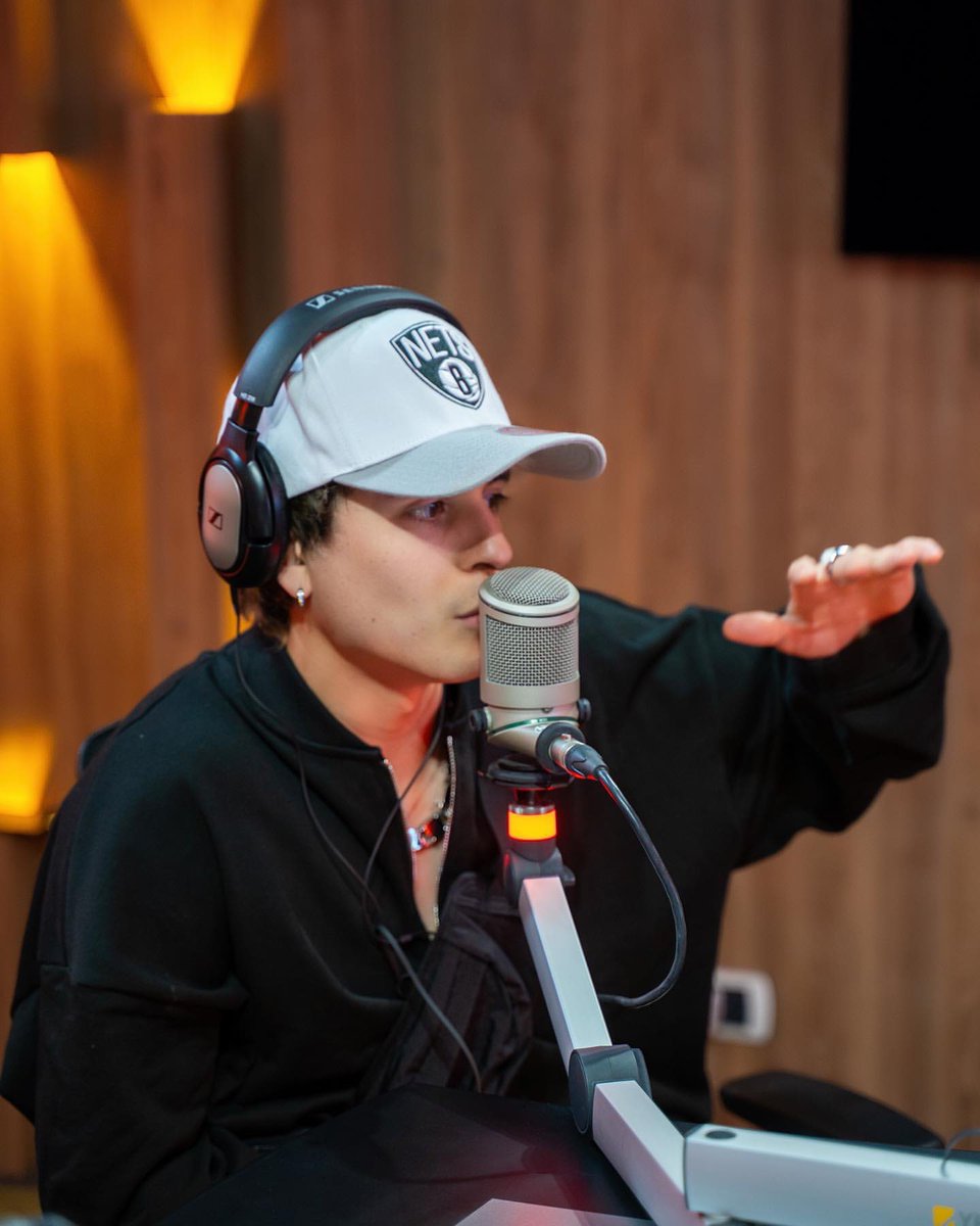 CNCOsite's tweet photo. 📲|| madelinarnaud post on Instagram

• Cuando me toca dirigir la orquesta ☺️ 
🤣

¡Hoy sale la entrevista de los primeros invitados de #MadeEnExa !😱 @cncomusic 🤩 •

#CNCO https://t.co/f1gky9qb56
