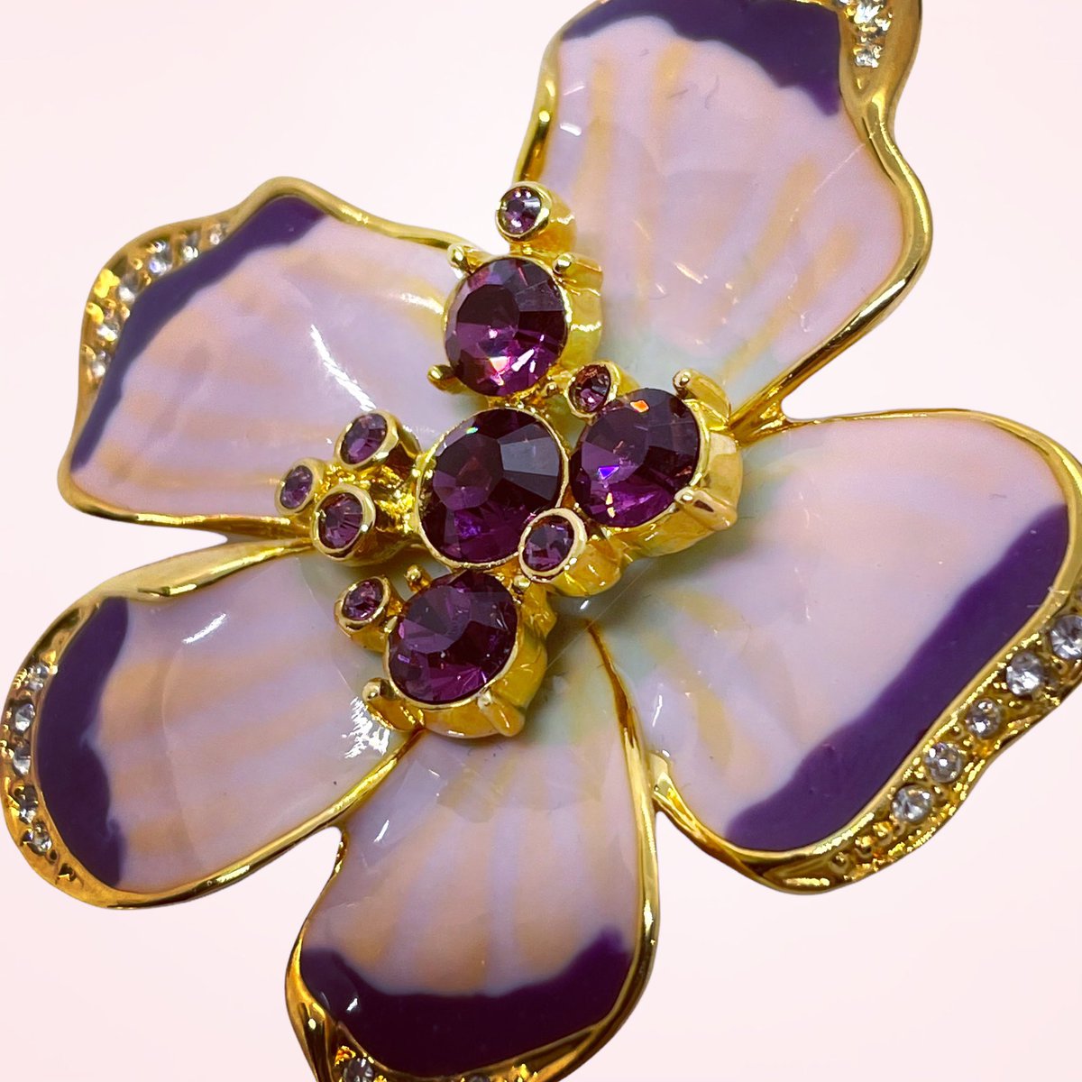 JetWhiskers's tweet photo. Gorgeous Cameron Kross Vintage Brooch  #vintage #vintagejewelry #vintagebrooch #brooch #Brooch #mothersday https://t.co/YxLavOOoC6