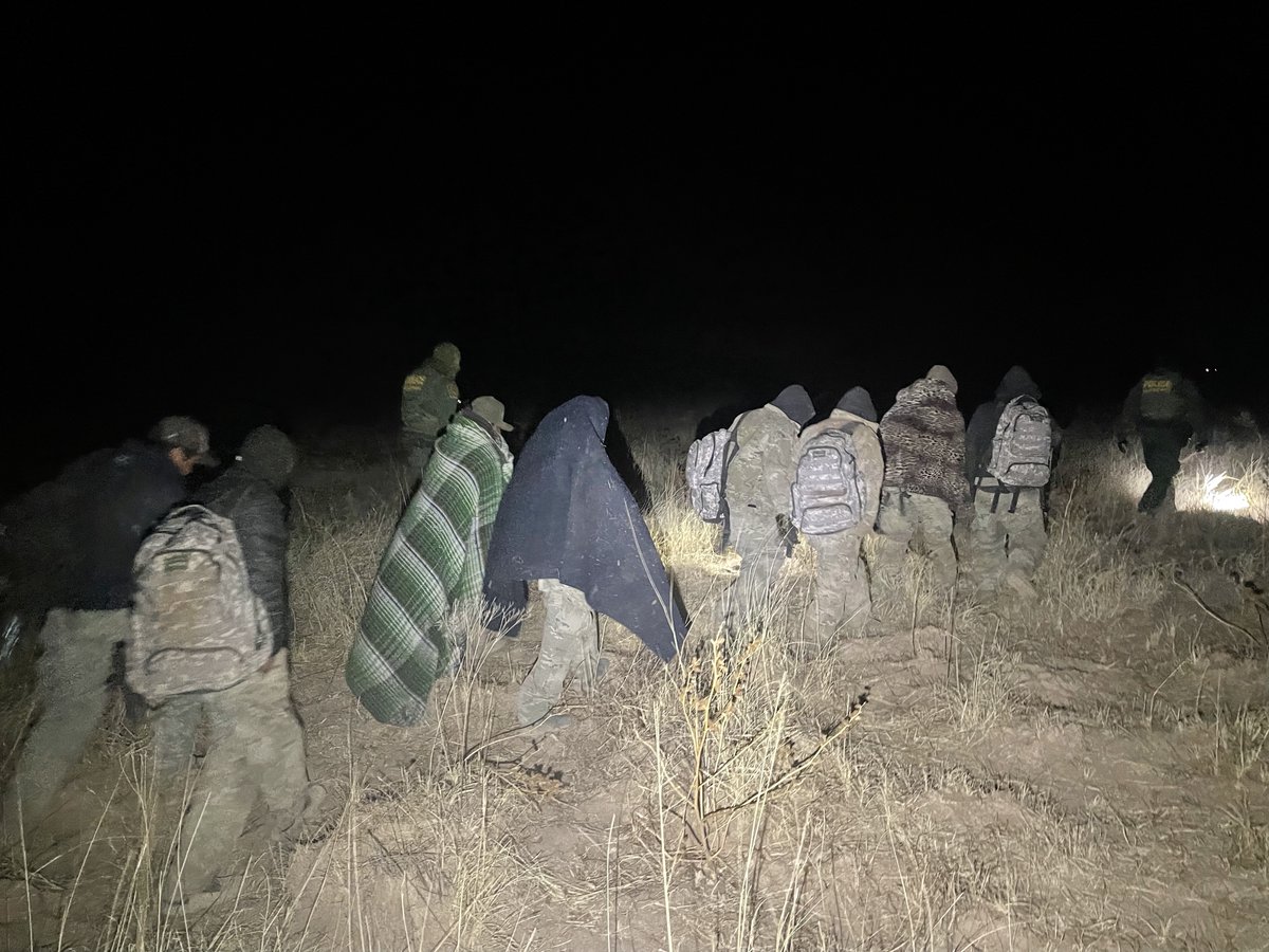 nbpc2509's tweet photo. BIG BEND #BorderPatrolAgents GIVE FREE WAKE UP CALLS, BUT NO CONT. BREAKFAST: 
Van Horn Agents spotted a group of eight illegal aliens this morning. Caught them sleeping, unaware that they were being tracked! #BorderPatrol #BPUnion #Police #BorderCrisis #ThinBlueLine #honorfirst https://t.co/letexNvV05