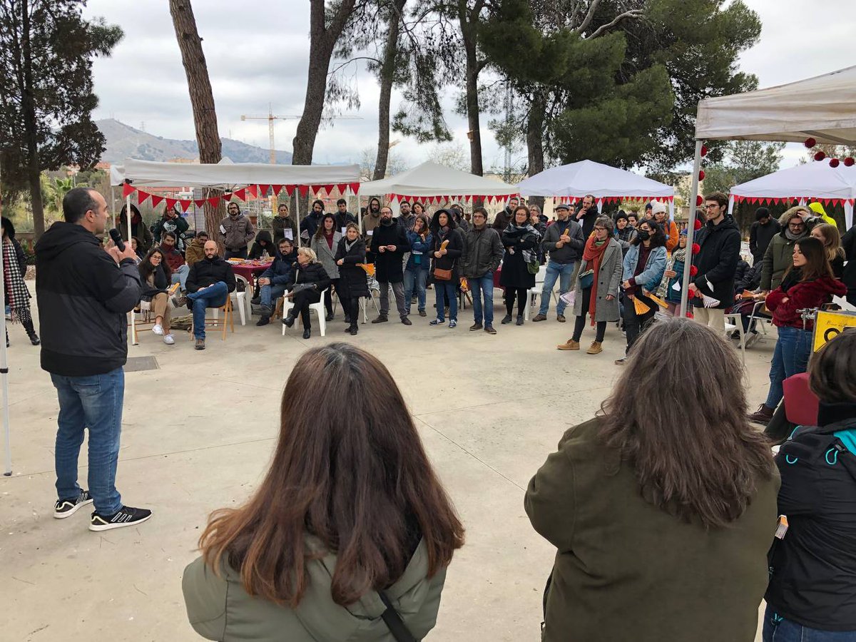 GrupEcos's tweet photo. Dinar, pastís d'aniversari i breus intervencions per cloure la gran festa dels #10AnysECOS. Jordi Via, Carme Giménez i Guillem Llorens recorden els inicis del grup i la feina feta en aquesta primera dècada. Llarga vida a ECOS i a l'#economiasocialisolidària! https://t.co/fk0az9yrIn