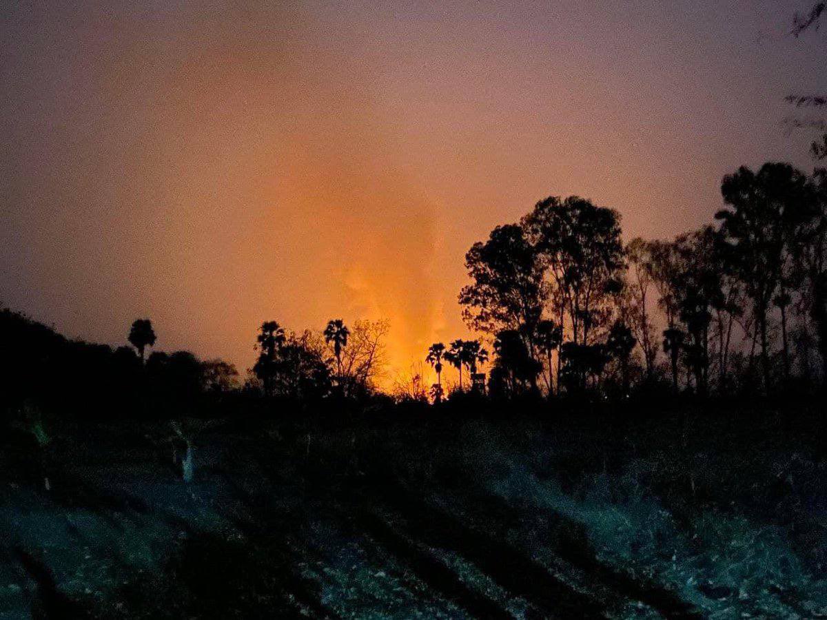 At around 8pm tonight, Military Council Troops stormed ThapyayAye village, Pale Tsp, Sagaing with gunshots and set the houses on Fire. Exact situation is unknown. #VillagesBurntDownByJunta #2022Mar11Coup #WhatsHappeningInMyanmar