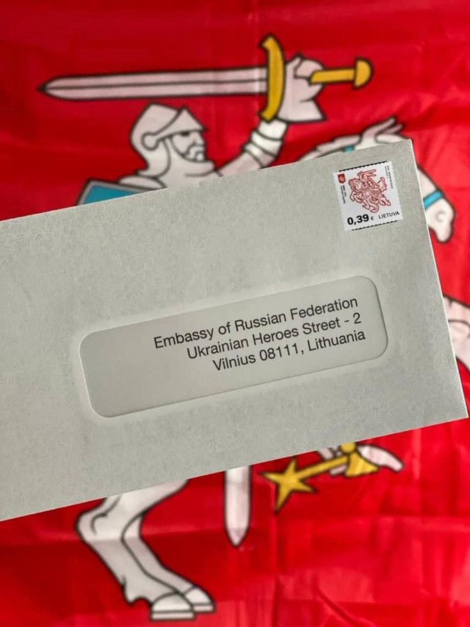 #Lituanie impose à #Russie une sanction peu coûteuse en déployant l'arme humoristique !

Vilnius débaptise la voie où est l'ambassade de Russie et la renomme "rue des Héros ukrainiens" 🤗
Obligeant l'ambassade à modifier son adresse postale et  ainsi à rendre hommage #Ukraine