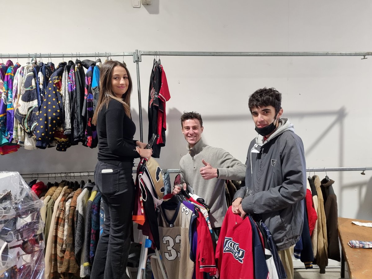 MCOM_martiniere's tweet photo. Accueil exposants et installation des stands : défi relevé pour les étudiants MCOM' 👗👠👜👖
#MarcheDeLaModeVintage #PopFever #BTSCom https://t.co/GupBclYsyX