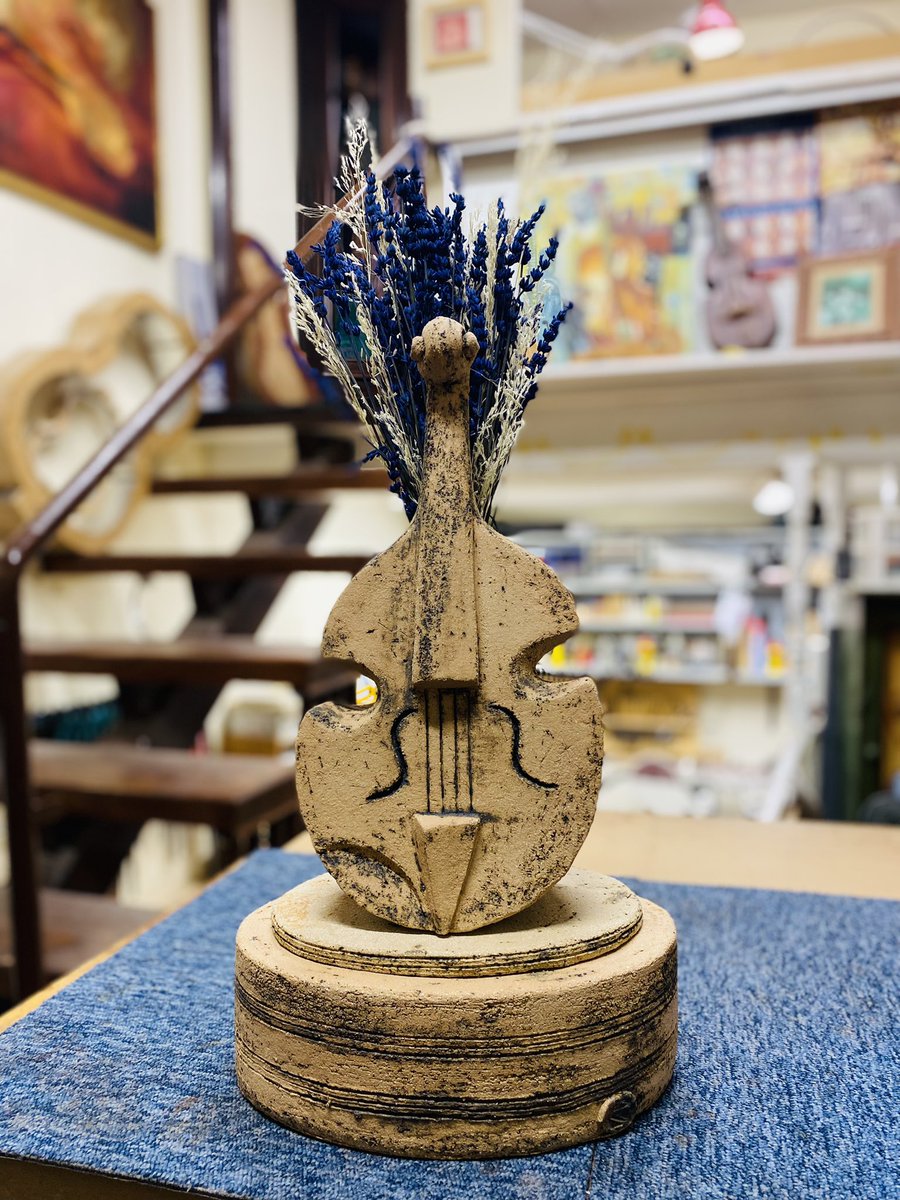 SolarLuthier's tweet photo. Hace un año que sigo mirando el taller con nostalgia, con añoranza de ese padre y maestro que tanto me enseño. Tu recuerdo y tus instrumentos cada día me hacen estar más cerca de ti.   Cada nota, un recuerdo.
Cada melodía … la eternidad. https://t.co/NniDQmJ5NJ
