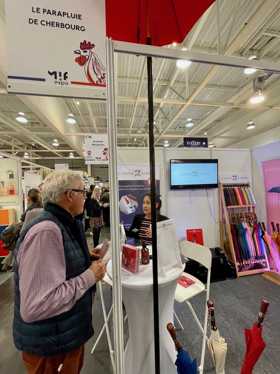 C’est le grand jour ! 
Pauline, accompagnée de nos emblématiques parapluies est prête à vous accueillir ! 😀☂️
Dès aujourd’hui et jusqu’à dimanche, retrouvez Le Parapluie de Cherbourg au salon du Made-in-France de Bordeaux. 🇫🇷

➡️ Emplacement n°C 14