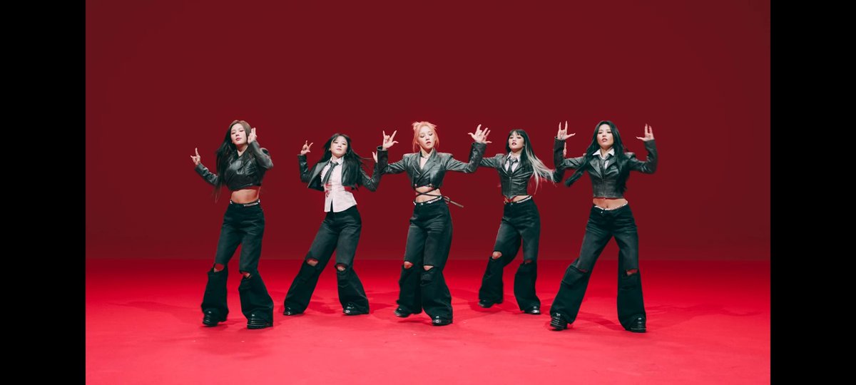 X6IDLE's tweet photo. خفن ترینن
TOMBOY MV TEASER 2
#TOMBOY_MVTeaser2 
#GIDLE_TOMBOY #GIDLE https://t.co/ZrUfXc7XeB